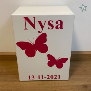 Herinneringen kist met naam en vlinders