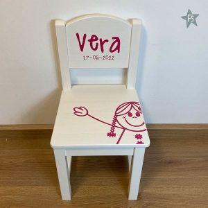 Houten geboortestoeltje met meisje met vlecht en naam