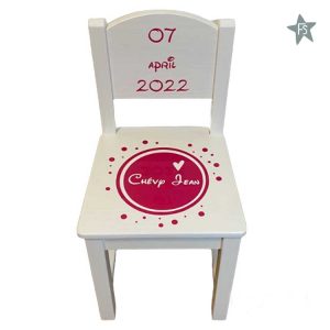 Houten geboortestoeltje met naam en cirkel hart