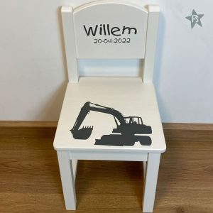 Houten geboortestoeltje met naam en graafmachine