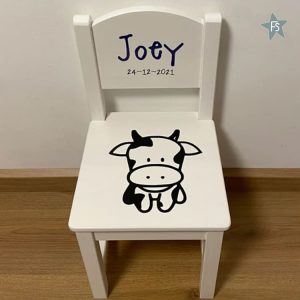 Houten geboortestoeltje met naam en koetje