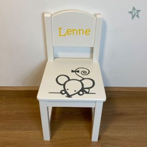 Houten geboortestoeltje met naam en muisje