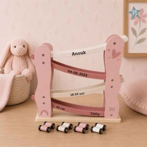 Label Label roze houten autobaan ( met naam / geboortegegevens )