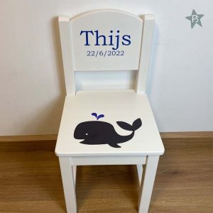 houten geboortestoeltje met naam en walvis