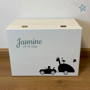 Herinneringen kist met naam en auto met aanhanger giraffe