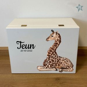 Herinneringen kist met naam en liggende giraffe