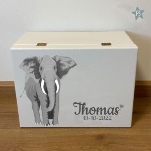 Herinneringen kist met naam en stoere olifant