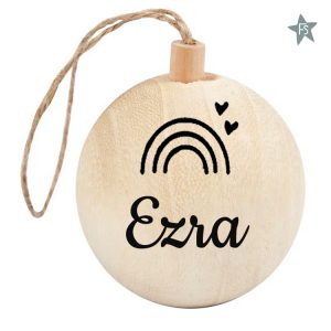 Houten kerstbal met naam en regenboog