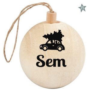 Houten kerstbal met naam en auto met kerstboom