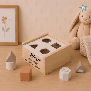 Kraamcadeau met naam | Label Label Nougat Houten Vormenstoof ( met naam / geboortegegevens )