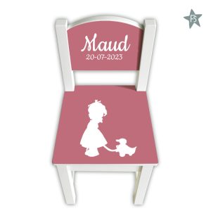 Geboortestoeltje met naam en meisje met eendje