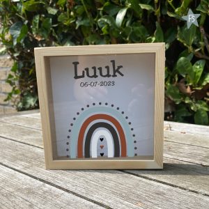 Houten Spaarpot met naam en regenboog jongen