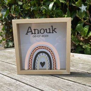 Houten Spaarpot met naam en regenboog meisje