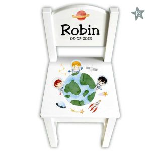 houten geboortestoeltje met naam en astronaut