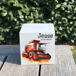 Houten spaarpot met naam en dorsmachine