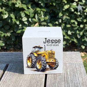 Houten spaarpot met naam tractor geel