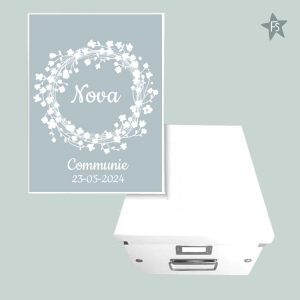 Communiedoos met naam en bloemenkrans ( blauw )