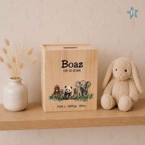 Kraamcadeau met naam | Houten spaarpot boek met jungledieren met naam / geboortegegevens