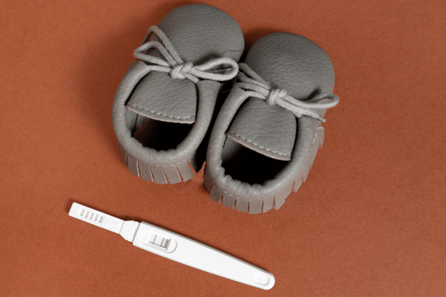 Babyschoentjes positieve zwangerschapstest zwangerschaps aankondiging